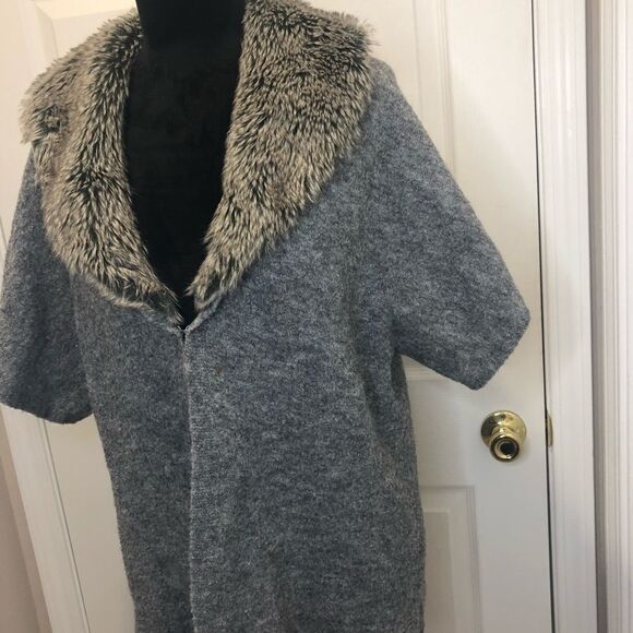 Chico’s gray short sleeve sweater jacket with faux fur collar, size2 M/L - Picture 2 of 10